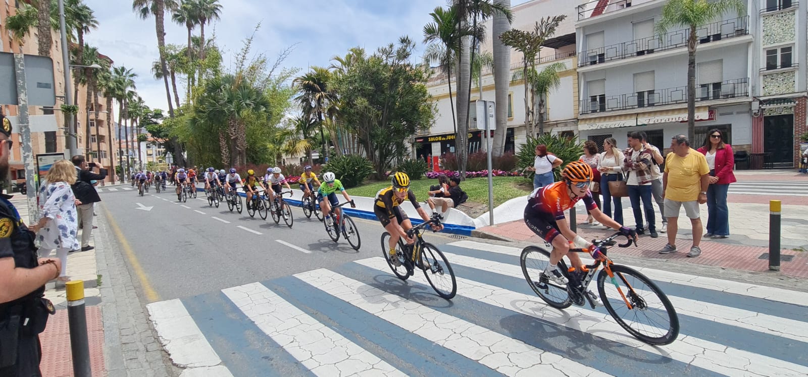 La segunda etapa de la vuelta ciclista a Andalucía femenina ha tenido su salida hoy desde Salobreña